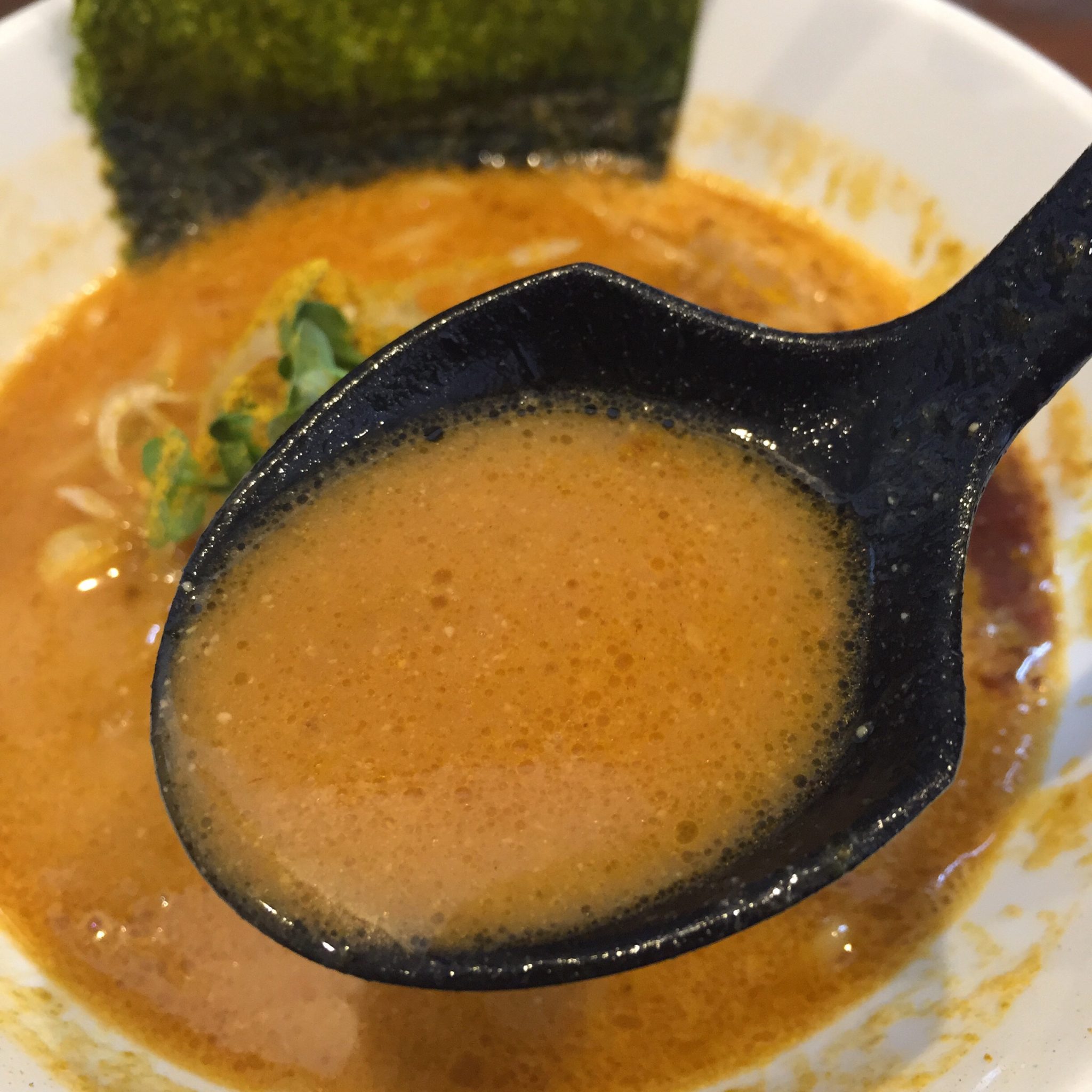 NOODLE SHOP KOUMITEI(香味亭) オマール海老香る濃厚ラーメン 濃厚味噌カレーヌードル スープ