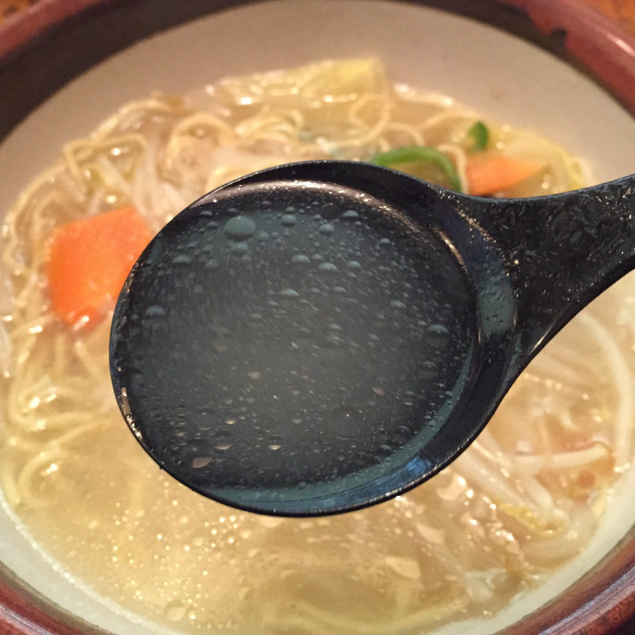 久米食堂 ワンタン麺 スープ