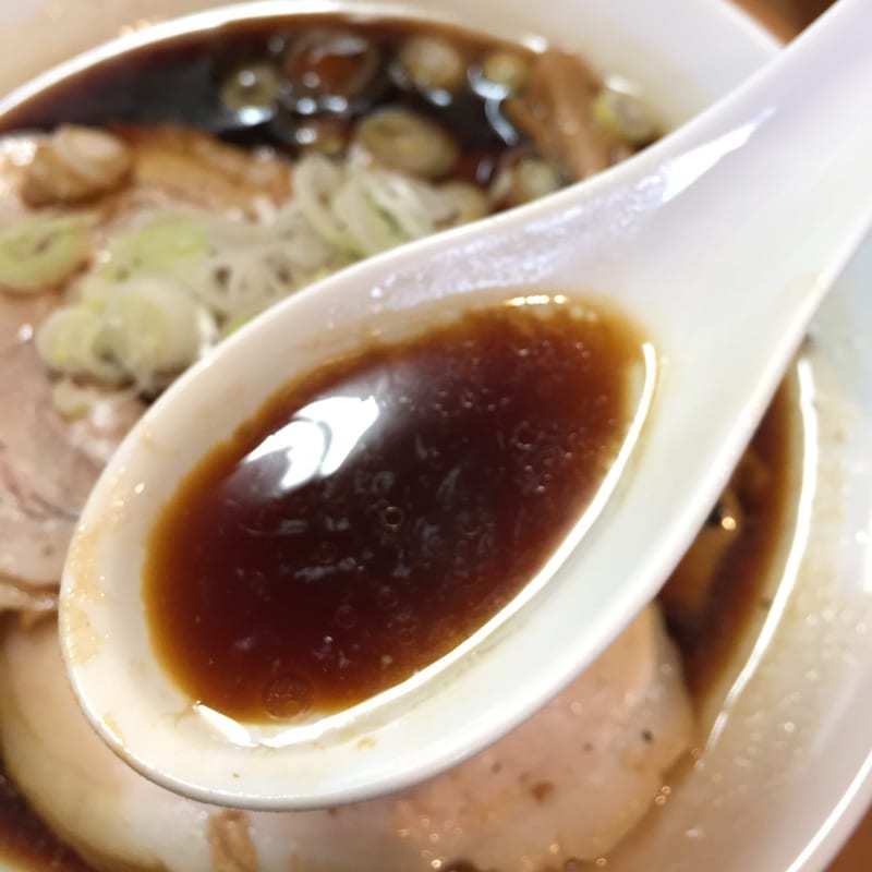自家製麺 麺や二代目 夜来香 イエライシャン 秋田市飯島 黒醤油ラーメン ブラック スープ