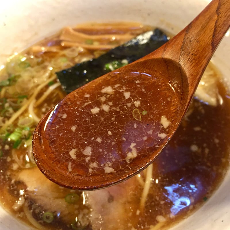 麺屋とんぼ庵 秋田県秋田市中通 醤油らぁ麺 醤油ラーメン スープ