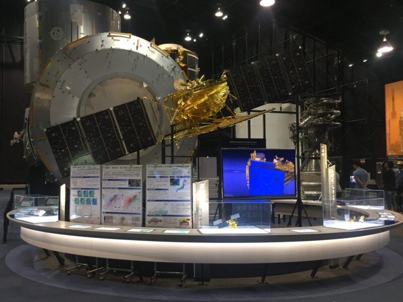 JAXA筑波宇宙センター 茨城県つくば市千現 展示館 SPACE DOME スペースドーム だいち2号 しずく・しちさい 人工衛星 模型