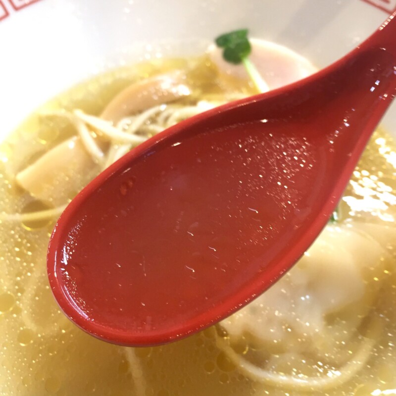 自家製麺 くろ松 群馬県高崎市柳川町 松・特級中華そば 白醤油 スープ