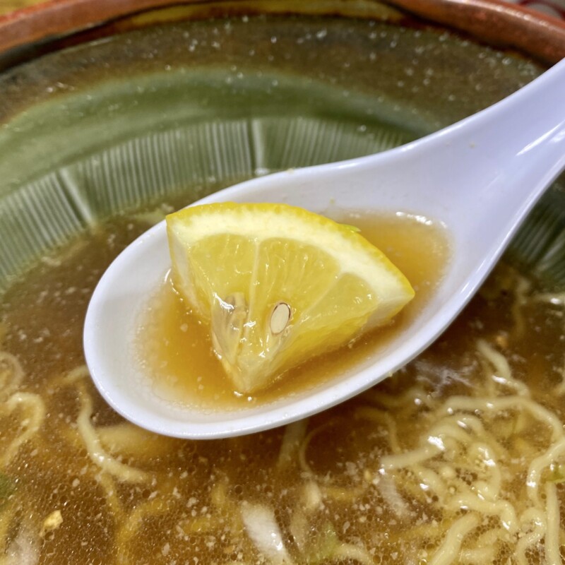十八番 秋田県能代市追分町 醤油 並 醤油ラーメン スープ カットレモン