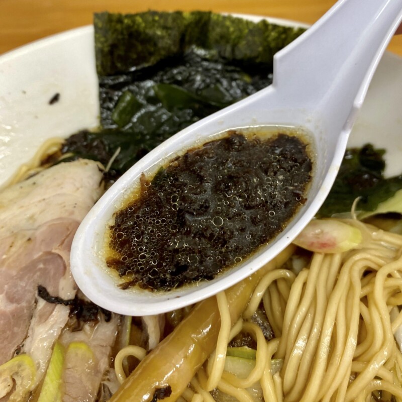 自家製麺 きずからーめん 秋田県大館市餌釣 醤油ラーメン スープ 岩海苔
