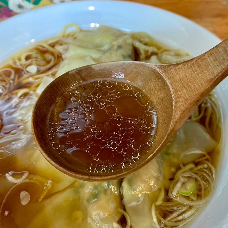 中華そばde小松 秋田県大仙市大曲丸の内 比内地鶏ワンタン麺 スープ