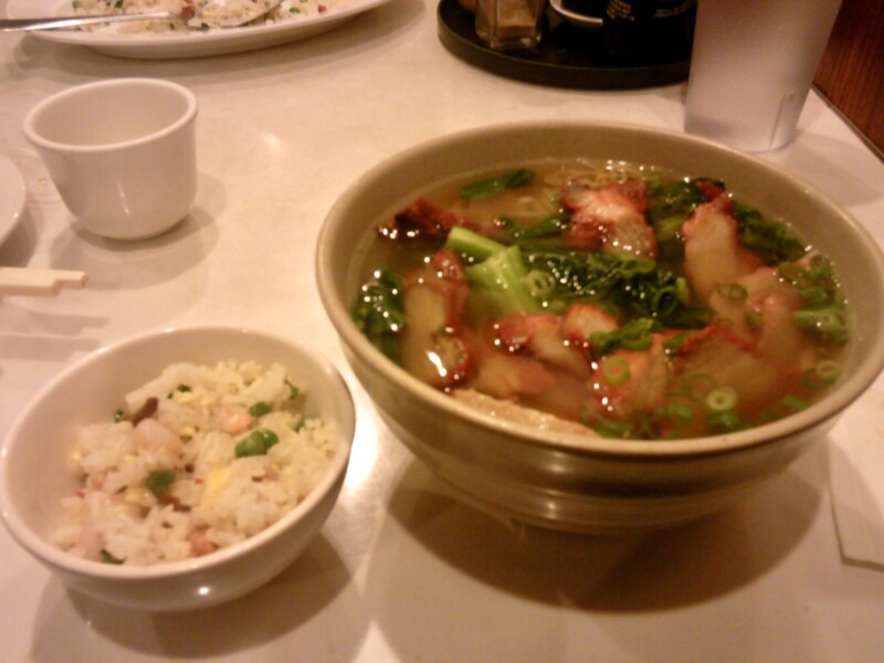 チャイナタウンの中国料理店 アメリカ合衆国ハワイ州ホノルル 叉焼麺 炒飯