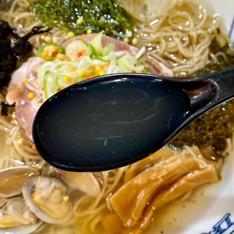 津軽煮干中華蕎麦 サムライブギー 岩手県久慈市中央 冷やし磯出汁塩 冷たい塩ラーメン スープ