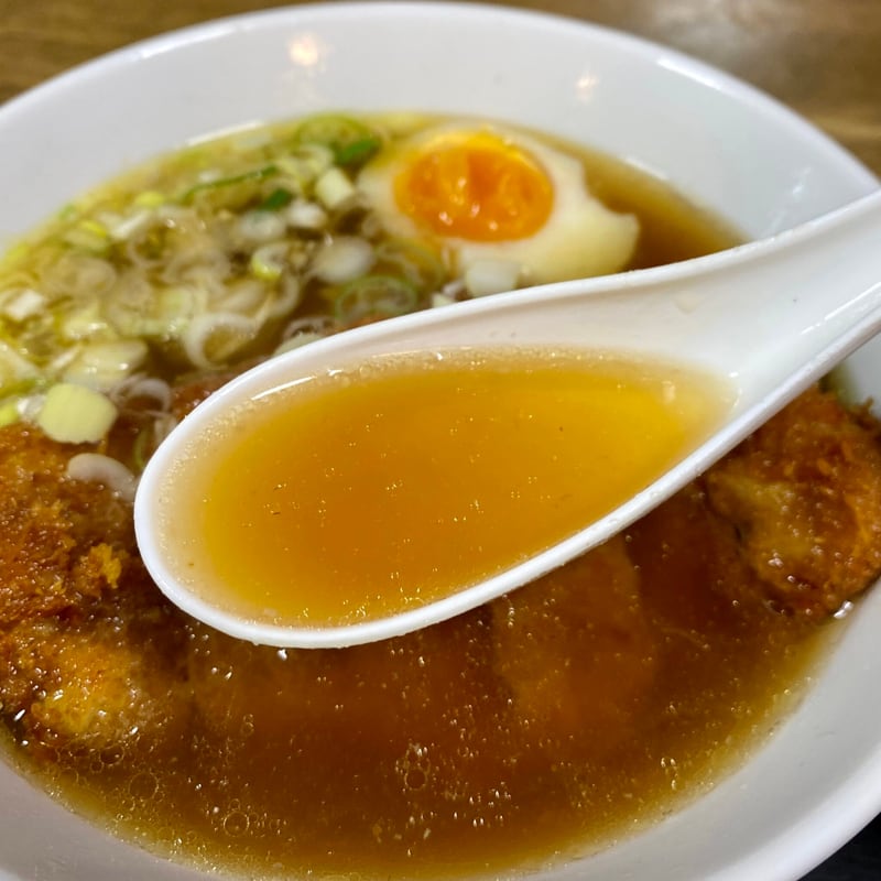 舞子食堂 青森県つがる市車力町 旧車力村 カツラーメン(醤油) 醤油ラーメン スープ