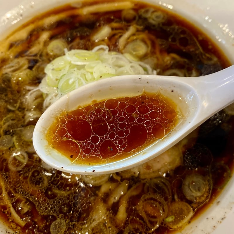 麺や 笑華 しょうか 福島県郡山市並木 黒そば 太麺 郡山ブラック 醤油ラーメン スープ