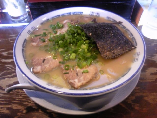 博多ラーメンZondaq(ぞんたく)割山店 秋田県秋田市新屋の赤とんこつラーメン(醤油)中 チャーシュー 替え玉