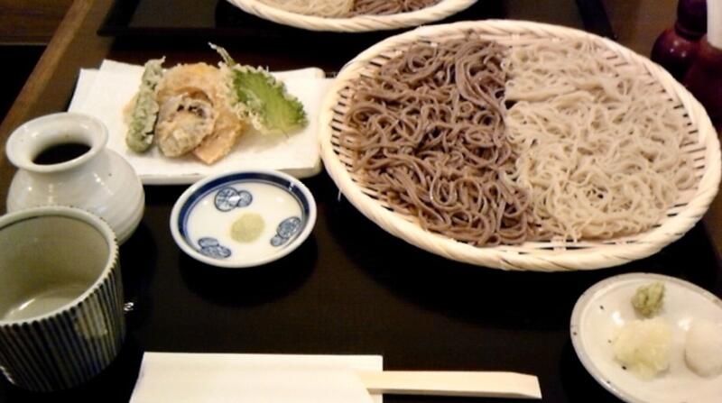 手打ちそば なかむら 秋田県秋田市大町の野菜天二色 大盛り ざるそば 蕎麦