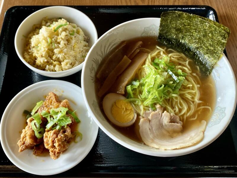 中華料理 知味 ツゥウェイ 秋田県秋田市大住 醤油ラーメン らーめんセット 醤油らーめん 炒飯 半チャーハン 鶏の唐揚げ 鶏から揚げ油淋だれ