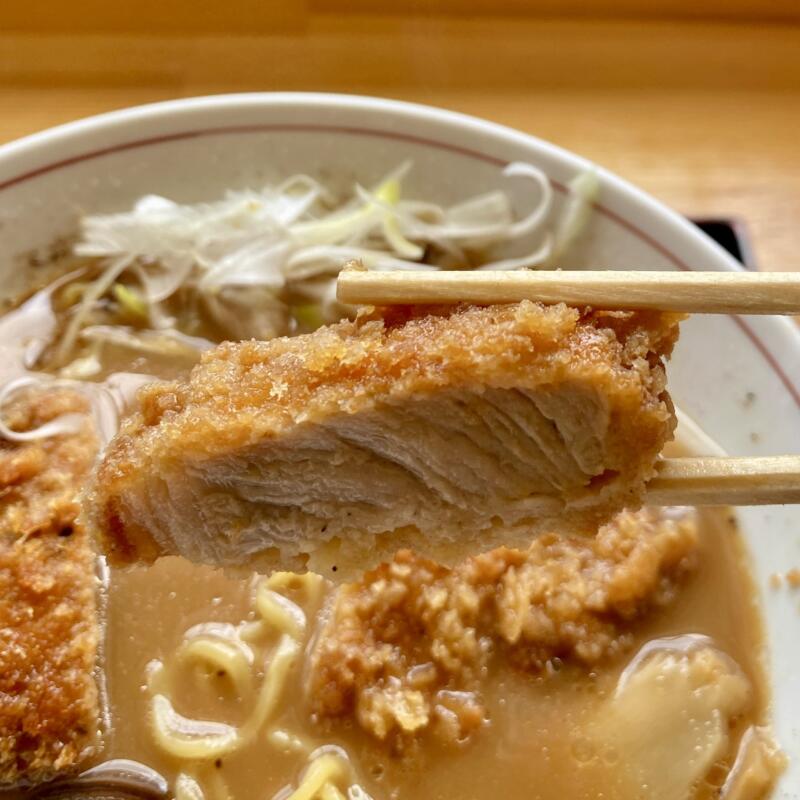 滝の茶屋 孫左衛門 飯屋MAGO 秋田県鹿角郡小坂町上向 道の駅こさか七滝内 桃豚カツらーめん(豚骨醤油) 豚骨醤油ラーメン 十和田湖高原ポークSPF桃豚 小坂かつラーメン 具 トンカツ