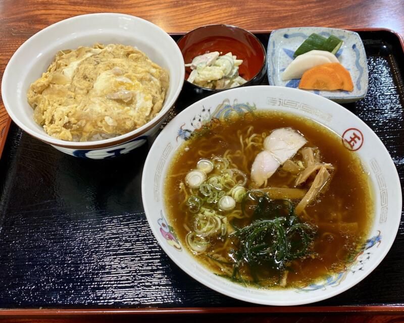 お食事処 丸玉 そば処 まるたま 秋田県横手市中央町 平日ランチ限定 ラーメンセットメニュー 醤油ラーメン 親子丼 小鉢 漬け物