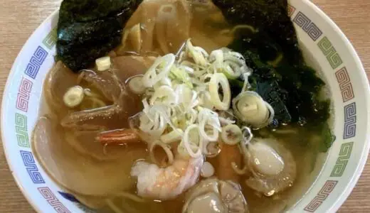 勝盛食堂＠秋田県能代市通町にて特製塩ラーメンをオーダー！エビやホタテなどの海鮮がトッピングされた通称海ラーメン♪