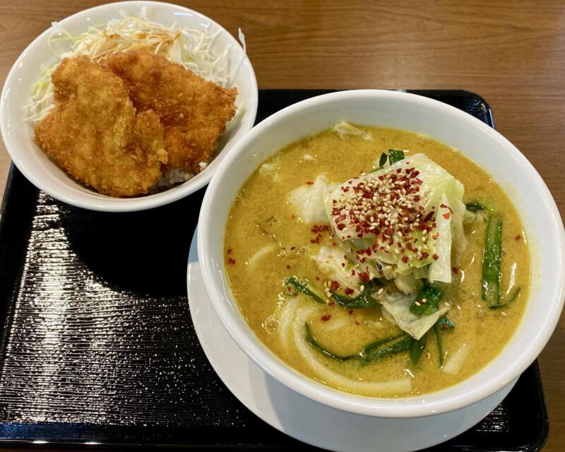 秋田市場 共同台所 あきた食堂 秋田県秋田市中通 秋田市民市場1階 カレーうどん 鶴の屋 白カレーうどん タレかつ丼