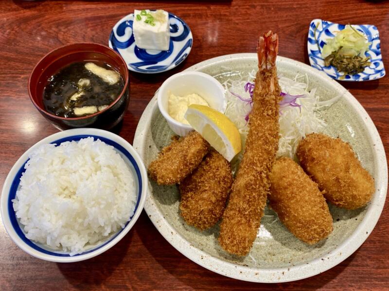 とんかつ 咲々 さくさく 秋田県秋田市泉中央 咲々ミックス定食 ミックスフライ定食 エビフライ 海老フライ 一口ヒレカツ エビクリームコロッケ 白飯 ご飯 味噌汁 漬け物 佐藤豆腐店 冷奴 ミニミニやっこ