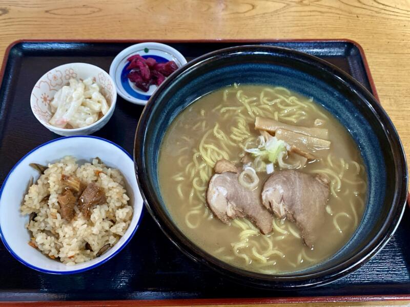 京にしき 森の駅店 秋田県仙北市田沢湖卒田 煮干しラーメンセット 鶏めし 小鉢 漬け物