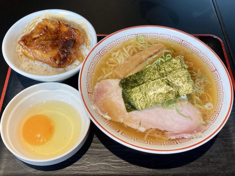 極中華蕎麦ひろた 青森八戸店 青森県八戸市南類家 ひろたの中華蕎麦セット ミニとろチャ丼 生卵 ジョッキ黒ウーロン茶 中華そば 醤油ラーメン