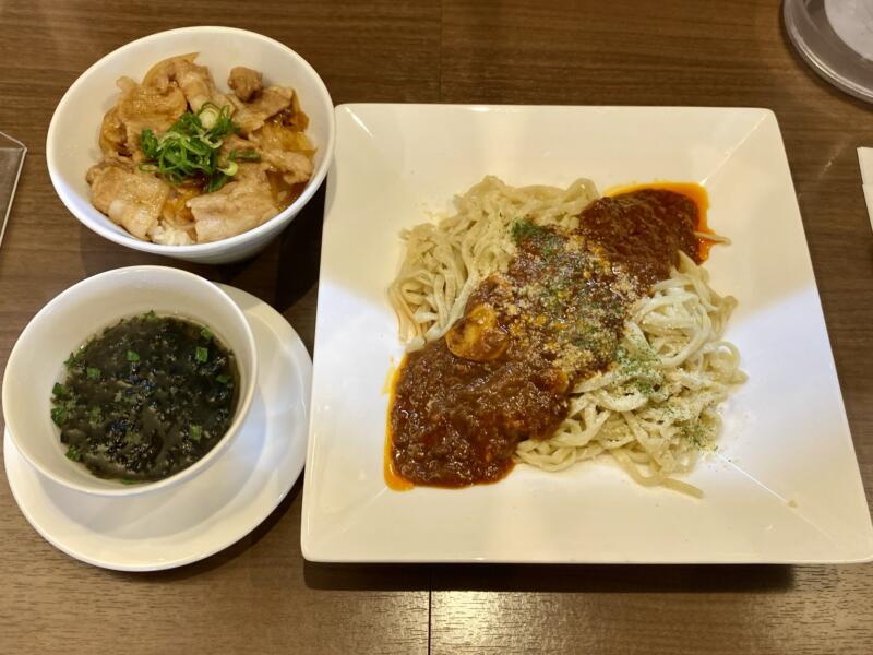 NOODLE SHOP KOUMITEI 香味亭 秋田県横手市婦気大堤 和牛100%のミートソースまぜそば スープ付き 国産豚バラ肉と玉ねぎの生姜焼き丼