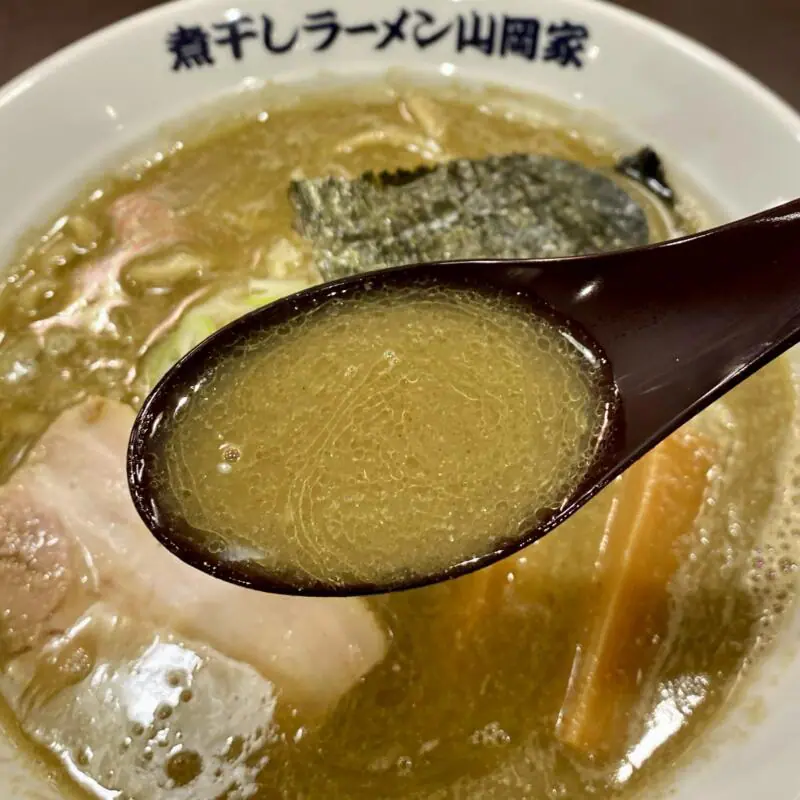 煮干しラーメン山岡家 弘前店 青森県弘前市外崎 煮干し豚骨ラーメン スープ