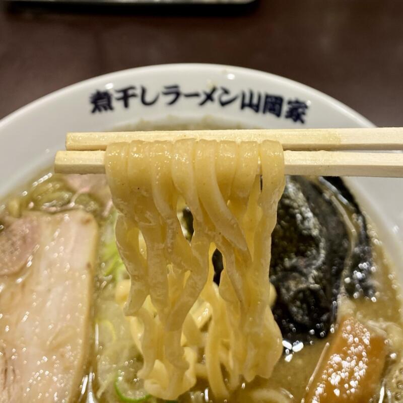 煮干しラーメン山岡家 弘前店 青森県弘前市外崎 煮干し豚骨ラーメン 太麺