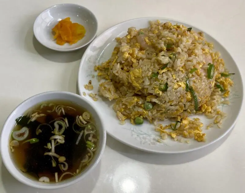 ラーメンと餃子の店 桃花苑 とうかえん 山形県飽海郡遊佐町遊佐 遊佐駅前 えびチャーハン 海老炒飯 スープ 漬け物付き