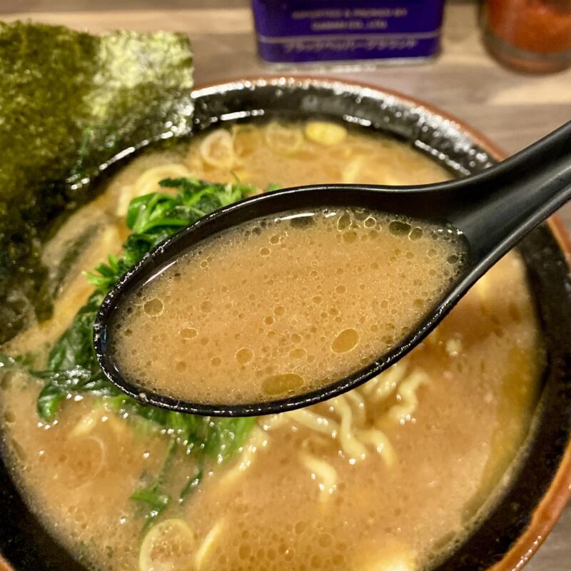 神田ラーメン わいず 東京都千代田区内神田 神田駅 ラーメン 横浜家系ラーメン 濃厚豚骨醤油ラーメン スープ