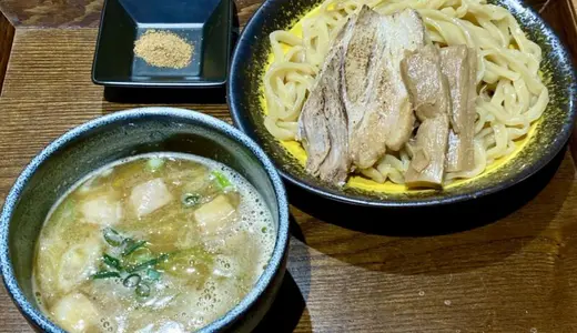 らあめん轍(わだち)＠山形県酒田市船場町にて濃厚魚介つけめんをオーダー！食べ歩きには嬉しい10時オープン＆通し営業のSAKATANTO内にあるラーメン店♪