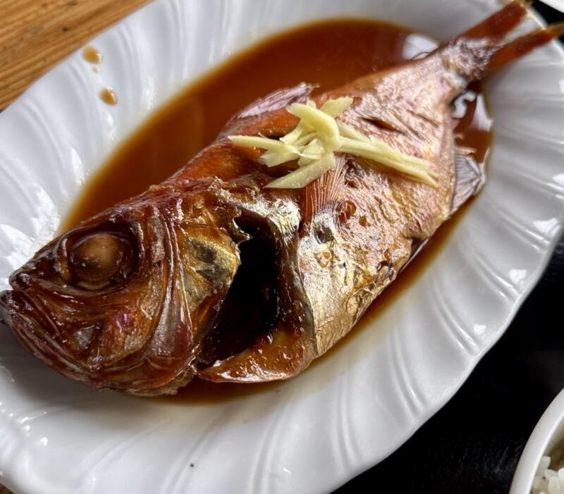 心の一品 相浜亭 千葉県館山市相浜 金目定食 金目鯛の煮付け キスの天ぷら ピーマン かき揚げ 味噌汁 煮魚