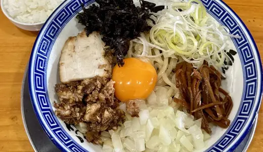 らーめん潤 秋田店＠秋田県秋田市山王にて潤まぜそば白をオーダー！麺完食後に無料の追い飯も投入して背脂ボナーラライスも堪能♪
