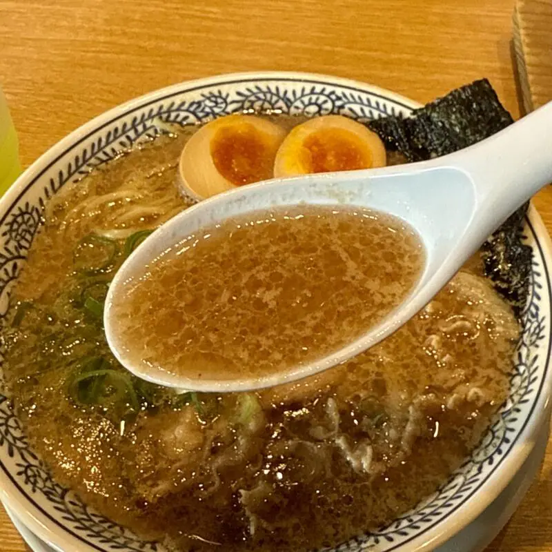 丸源ラーメン 仙台泉店 宮城県仙台市泉区高玉町 熟成醤油肉そば 熟成醤油味玉肉そば 醤油ラーメン スープ