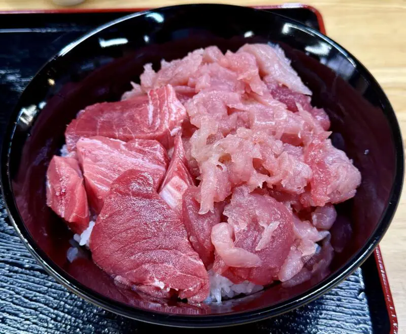 塩釜水産物仲卸市場 宮城県塩竈市 セルフ丼 メバチマグロ 中落ち 本鮪 中トロ マグロ丼