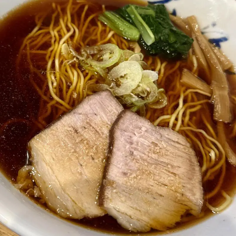 大江戸 県庁前店 新潟県新潟市中央区出来島 秋田ご当地 江戸系ラーメン 醤油ラーメン ニラ辛薬味 具