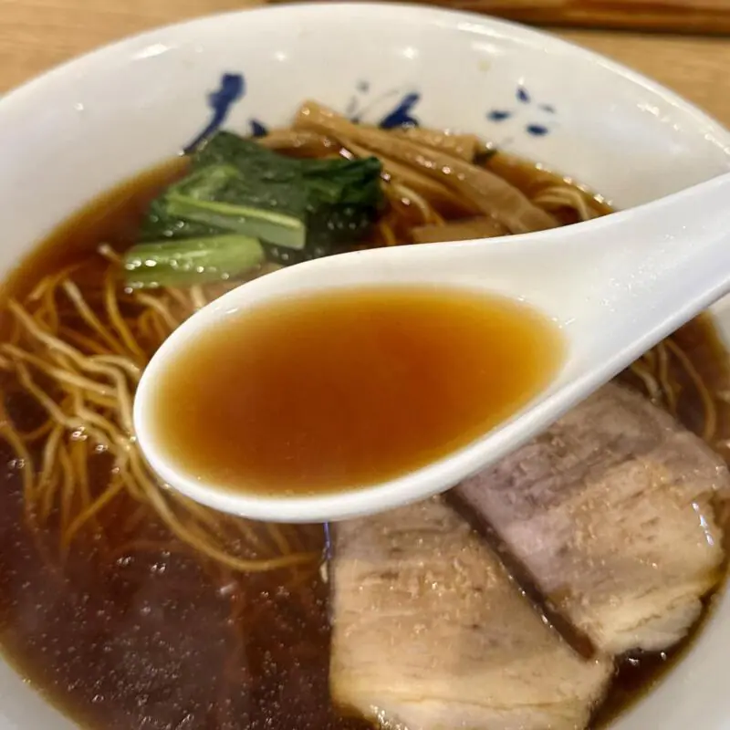 大江戸 県庁前店 新潟県新潟市中央区出来島 秋田ご当地 江戸系ラーメン 醤油ラーメン ニラ辛薬味 スープ