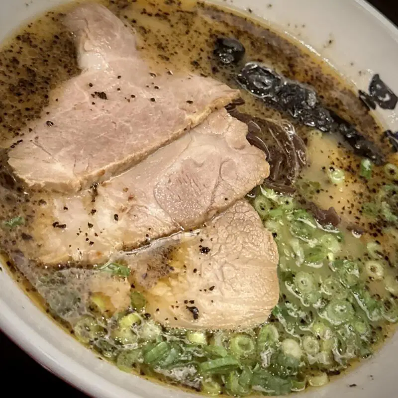 熊本ラーメン専門店 黒亭 本店 熊本県熊本市西区二本木 ラーメン 豚骨ラーメン マー油 焦がしにんにく油 具