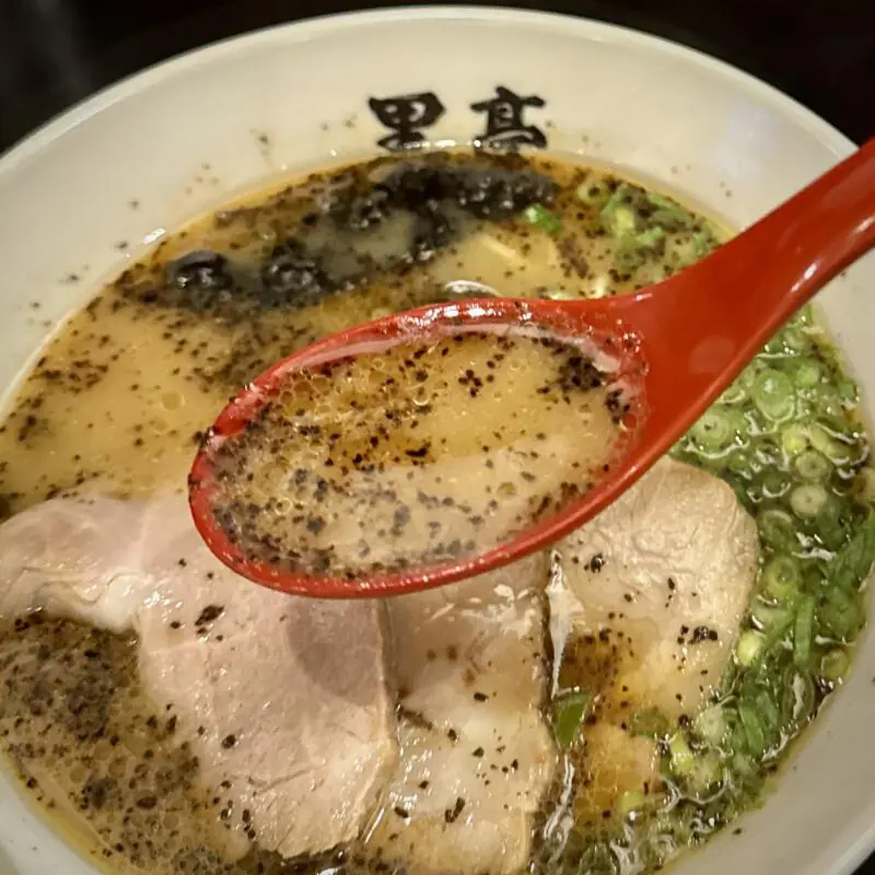 熊本ラーメン専門店 黒亭 本店 熊本県熊本市西区二本木 ラーメン 豚骨ラーメン マー油 焦がしにんにく油 スープ
