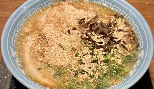 ラーメン天外天 熊本駅店＠熊本県熊本市西区春日にてラーメンをオーダー！大量に掛けられたパウダー状のニンニクチップが全体を包み込む魔性の豚骨ラーメン♪