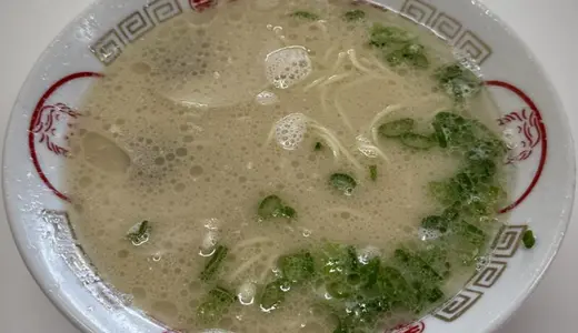 丸幸ラーメンセンター 基山本店＠佐賀県三養基郡基山町小倉にてラーメンをオーダー！サラリとしたキャッチーな豚骨スープがクセになる国道系ラーメン♪