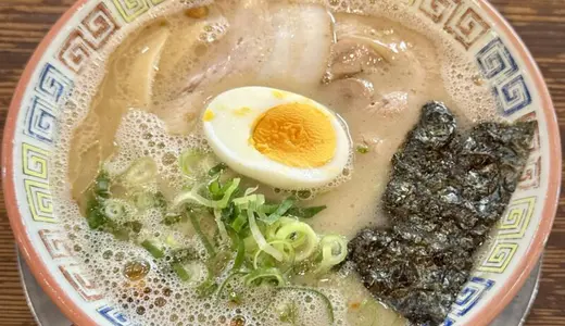大砲ラーメン本店＠福岡県久留米市通外町にて昔ラーメン(弾丸ラーメン)をオーダー！店の代名詞でもある「呼び戻し発祥」の豚骨スープに豚脂の揚玉・カリカリの組み合わせが堪らない久留米ラーメン♪