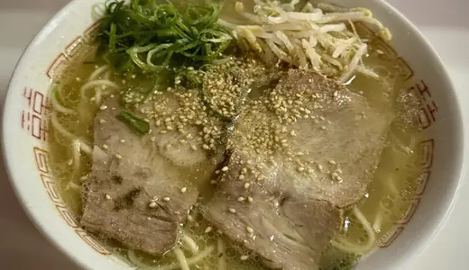 ラーメン専門店 藤原来々軒＠大分県佐伯市鶴岡町にてラーメンをオーダー！ライトな豚骨スープにニンニクパウダー×胡椒×白ゴマの風味を効かせたショッパ旨な佐伯ラーメン♪