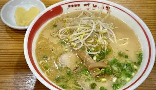 らーめん本舗 さといも 大島本店＠宮崎県宮崎市大島町にてラーメンをオーダー！タクアン付き＆ニンニク醤油で味変する宮崎ラーメンの人気店♪