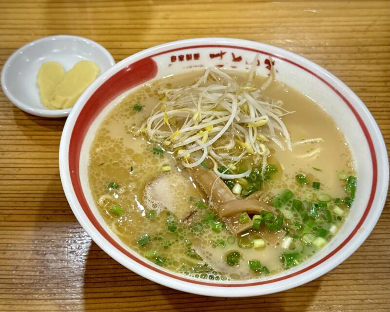 らーめん本舗 さといも 大島本店 宮崎県宮崎市大島町原の前 らーめん 豚骨醤油ラーメン 宮崎ラーメン タクアン付き