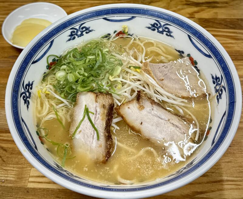 マルチョンラーメン 志布志本店 鹿児島県志布志市志布志町志布志 中ラーメン 鹿児島ラーメン 豚骨ラーメン タクアン付き