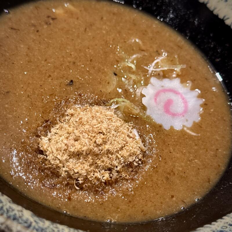 麺屋ぶしがみ 岩手県花巻市下小舟渡 インディー花巻 INDY500花巻敷地内 節つけ麺 濃厚豚骨魚介系つけめん 具 ナルト 魚粉