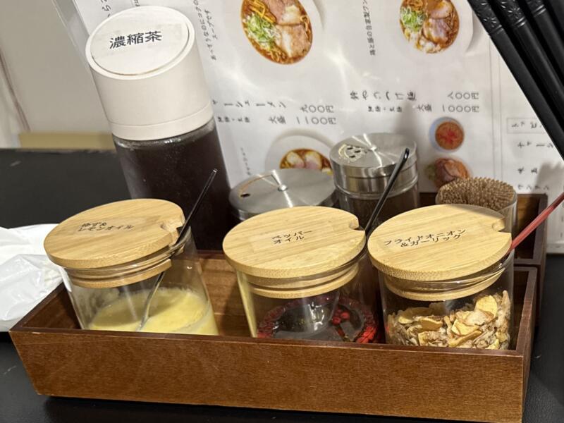 ラーメン 鈴や すずや 山形県鶴岡市日吉町 鶴岡駅前 サンロード日吉商店街 鈴やのつけ麺 味変 調味料