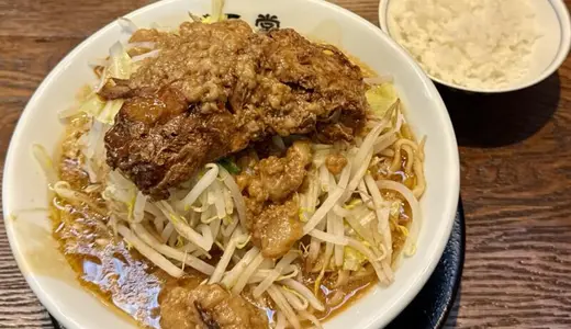 純米濃厚味噌ラーメンかぐら堂＠秋田県秋田市仁井田にて味噌二郎(肉有り)＆半ライスをオーダー！ニンニク→インドスパイスでの味変＆無料ライスに軟骨チャーシューOTRのセルフ丼も堪能した新店でのランチタイム♪