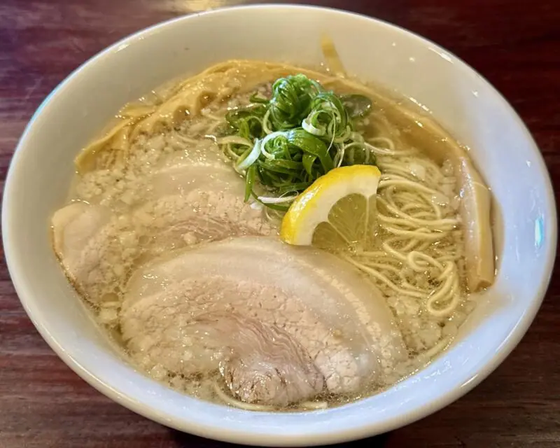 地酒BARU TSUBASAの間借り営業のラーメン屋 lucky_cat_akitaアカウント ラッキーキャットアキタ 秋田県秋田市中通 秋田駅前 豚しじみラーメン 貝塩ラーメン 背脂 背油