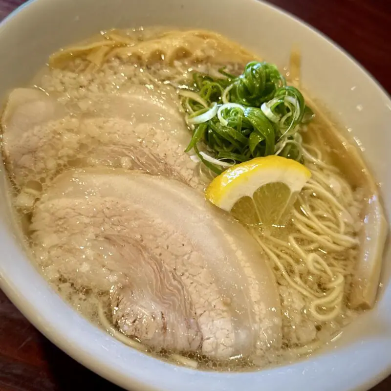 地酒BARU TSUBASAの間借り営業のラーメン屋 lucky_cat_akitaアカウント ラッキーキャットアキタ 秋田県秋田市中通 秋田駅前 豚しじみラーメン 貝塩ラーメン 背脂 背油 具