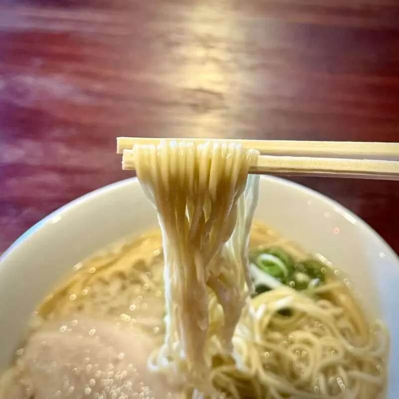 地酒BARU TSUBASAの間借り営業のラーメン屋 lucky_cat_akitaアカウント ラッキーキャットアキタ 秋田県秋田市中通 秋田駅前 豚しじみラーメン 貝塩ラーメン 背脂 背油 麺